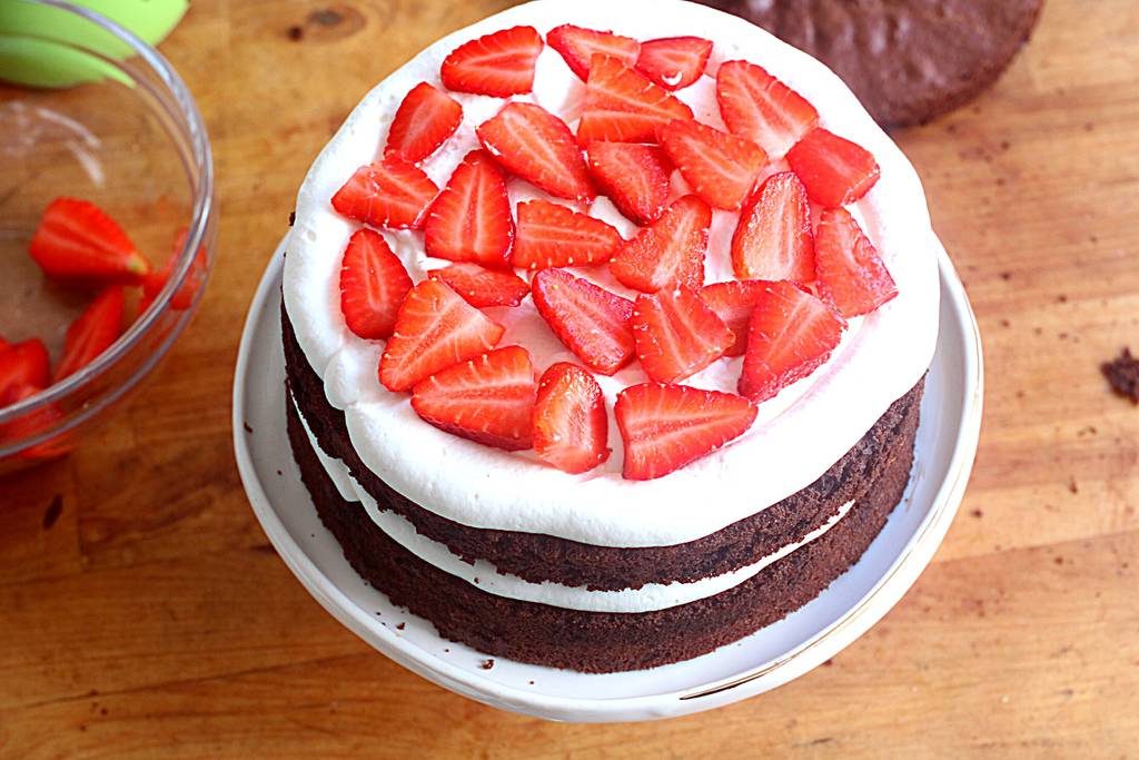 עוגת יום הולדת, עוגת שוקולד, עוגת שכבות, עוגת קצפת, עוגת תותים, מתכון לעוגת יומהולדת, עוגת יום הולדת .
